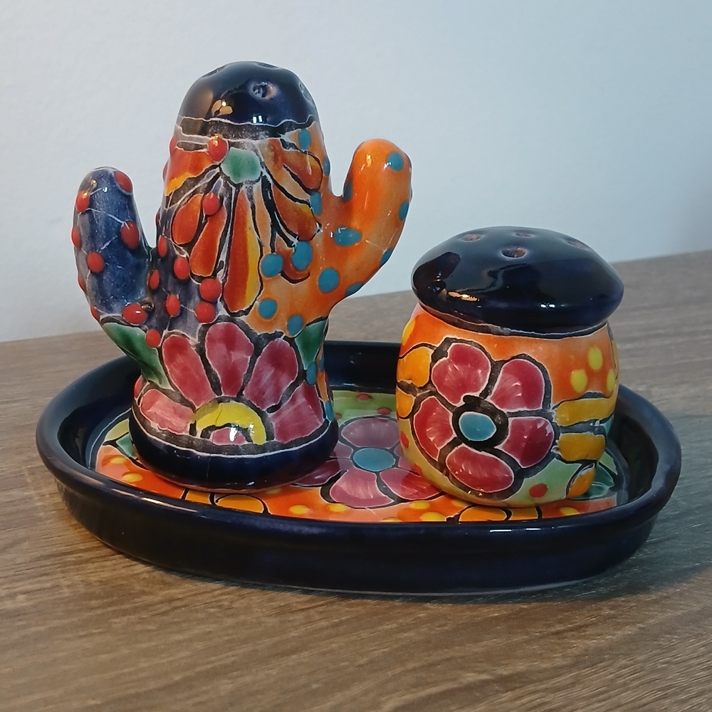 Vintage Talavera Mexican Hand Painted Salt & Pepper Shakers Set with Tray Dish